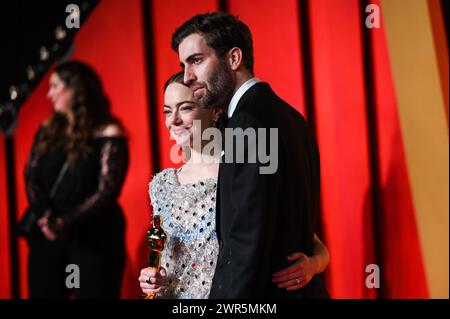 USA. März 2024. Emma Stone und Dave McCary gehen auf dem roten Teppich auf der Vanity Fair Oscar Party 2024, die am 10. März 2024 im Wallis Annenberg Center for the Performing Arts in Beverly Hills stattfand. (Foto: Anthony Behar/SIPA USA) Credit: SIPA USA/Alamy Live News Stockfoto