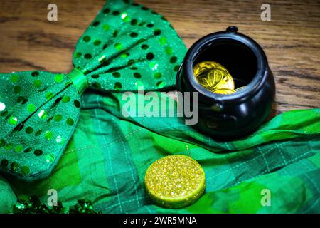 Eine goldene Münzschale und grüner Stoff auf dem Boden Stockfoto
