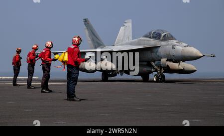 SÜDCHINESISCHE SEE (8. März 2024) US-Seeleute leiten eine F/A-18F Super Hornet, die den Black Knights der Strike Fighter Squadron (VFA) 154 zugeordnet ist Stockfoto