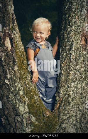 Eineinhalb Jahre altes Mädchen posiert in der Natur Stockfoto