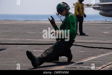 SÜDCHINESISCHES MEER (8. März 2024) der Mate 3rd Class Michael Wood, aus Rom, Ga., signalisiert den Start des Flugzeugs Stockfoto