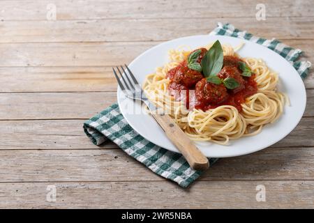 Spaghetti mit Fleischbällchen auf Holztisch Stockfoto