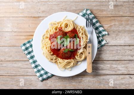 Spaghetti mit Fleischbällchen auf Holztisch Stockfoto