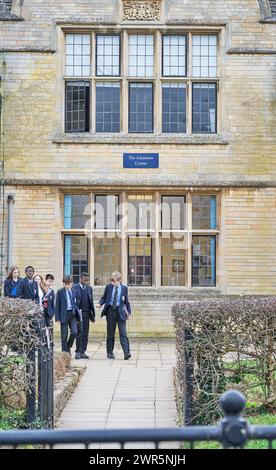 Die Schüler verlassen das Adamson Centre in Oundle, England - öffentliche (d. h. private) 11-18 gebührenpflichtige Schule, die 1556 gegründet wurde, um kostenlose Bildung anzubieten. Stockfoto