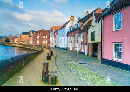 Farbenfrohe Gebäude und Häuser in Norwich, Großbritannien entlang des Flusses Wensum Stockfoto