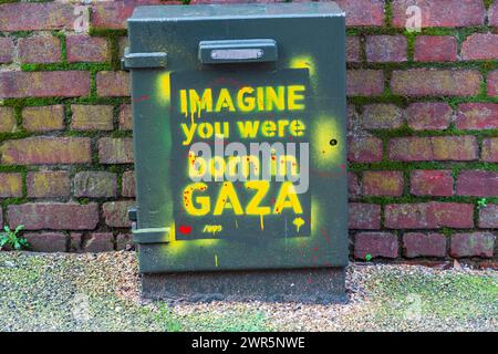 Norwich, Norfolk, Großbritannien - 8. März 2024: Schabloniertes Graffiti "Imagine You were born in Gaza" mit Bezug auf den aktuellen Konflikt in Palästina Stockfoto