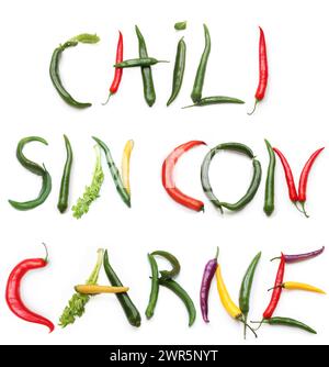 Worte CHILI SIN oder CON CARNE aus rot, grün, lila, gelb, orange Chili Pfeffer, Salatblätter, Sellerie, Karottenbuchstaben isoliert für Textwort Stockfoto