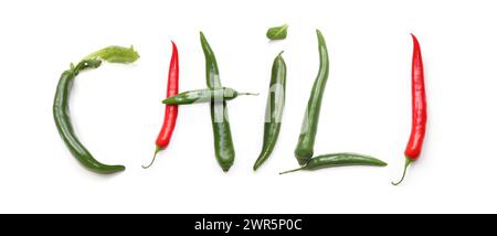 Worte CHILI SIN oder CON CARNE aus rot, grün, lila, gelb, orange Chili Pfeffer, Salatblätter, Sellerie, Karottenbuchstaben isoliert für Textwort Stockfoto