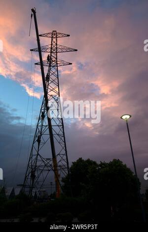 06/16 Ein Pylon wird vom WPD Telford abgenommen. Alle Rechte vorbehalten, F Stop Press Ltd Stockfoto