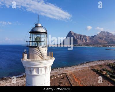 Die Küste von San Vito Lo Capo mit dem weißen Leuchtturm im Vordergrund Stockfoto