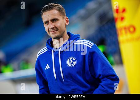 firo: 24.02.2024, Fußball, 2. Liga, Saison 2023.2024, 1. FC Magdeburg - FC Schalke 04 Paul Seguin (FC Schalke 04) Porträt, lacht, lacht, Stockfoto