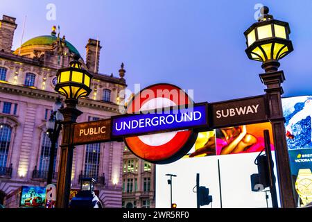 London Unerground Schild am Piccadilly Circus at Sunset, London, England Stockfoto