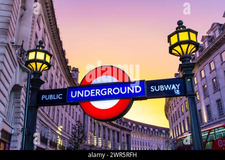 London Unerground Schild am Piccadilly Circus at Sunset, London, England Stockfoto