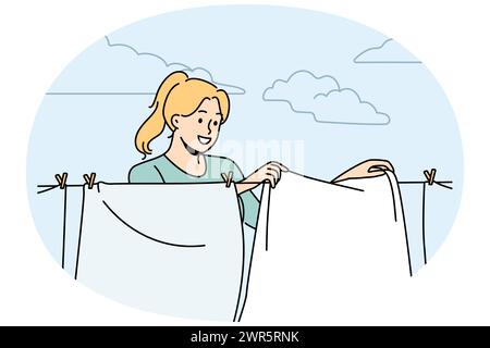 Lächelnde Frau, die frische Kleidung an Draht hängt, um draußen zu trocknen. Glückliche Hausfrau trocknet Kleidung an der Wäscheleine. Haushalt und Hausarbeiten. Vektordarstellung. Stock Vektor