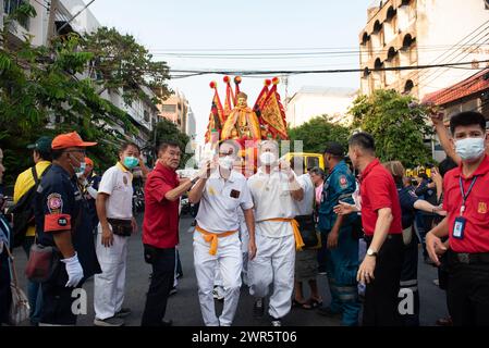 Bangkok, Thailand. März 2024. Gläubige ziehen am 10. März 2024 vor der Poh Teck Tung Foundation in Bangkok eine Statue des Gottes Tai Hong Kong, eine Gottheit und ein heiliges Objekt, das die Menschen respektieren. (Foto: Teera Noisakran/Pacific Press) Credit: Pacific Press Media Production Corp./Alamy Live News Stockfoto