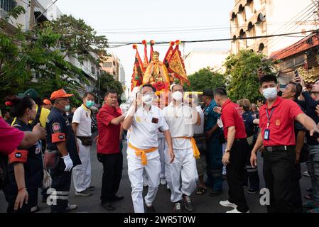 Bangkok, Thailand. März 2024. Gläubige ziehen am 10. März 2024 vor der Poh Teck Tung Foundation in Bangkok eine Statue des Gottes Tai Hong Kong, eine Gottheit und ein heiliges Objekt, das die Menschen respektieren. (Foto: Teera Noisakran/Pacific Press) Credit: Pacific Press Media Production Corp./Alamy Live News Stockfoto