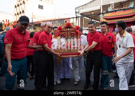 Bangkok, Thailand. März 2024. Gläubige begrüßen die Chao Mae Lim Ko Niao Prozession aus dem Bezirk hat Yai, Provinz Songkhla, die am 10. März 2024 vorübergehend in der Poh Teck Tung Foundation in Bangkok verankert wird. (Foto: Teera Noisakran/Pacific Press) Credit: Pacific Press Media Production Corp./Alamy Live News Stockfoto