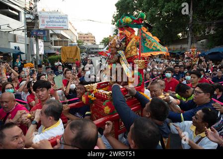Bangkok, Thailand. März 2024. Gläubige ziehen am 10. März 2024 vor der Poh Teck Tung Foundation in Bangkok eine Statue des Najasa Tai Zhi-Gottes, eine Gottheit und ein heiliges Objekt, das die Menschen respektieren. (Foto: Teera Noisakran/Pacific Press) Credit: Pacific Press Media Production Corp./Alamy Live News Stockfoto