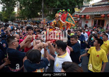 Bangkok, Thailand. März 2024. Gläubige ziehen am 10. März 2024 vor der Poh Teck Tung Foundation in Bangkok eine Statue des Najasa Tai Zhi-Gottes, eine Gottheit und ein heiliges Objekt, das die Menschen respektieren. (Foto: Teera Noisakran/Pacific Press) Credit: Pacific Press Media Production Corp./Alamy Live News Stockfoto