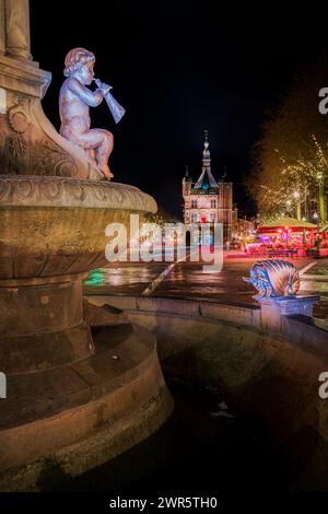 Malerische Stadt bei Nacht mit beleuchteten Straßen und monumentalen Gebäuden im niederländischen Dorf Deventer in den Niederlanden Stockfoto