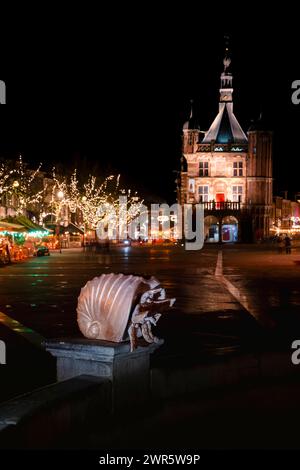 Malerische Stadt bei Nacht mit beleuchteten Straßen und monumentalen Gebäuden im niederländischen Dorf Deventer in den Niederlanden Stockfoto