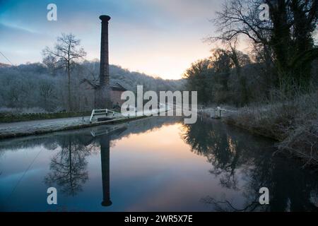 28/12/16 nach einer eisigen Nacht umgibt der Frost das Leawood Pump House bei Sonnenaufgang am Cromford Canal im Derbyshire Peak District. Die Pumpe mit ihr Stockfoto