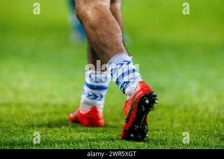 Magdeburg, Deutschland. Februar 2024. firo: 24.02.2024, Fußball, 2. Liga, Saison 2023.2024, 1. FC Magdeburg - FC Schalke 04 kurze Socken, Schuhe, Fußballschuhe, Details, Details, Close-up, Credit: dpa/Alamy Live News Stockfoto