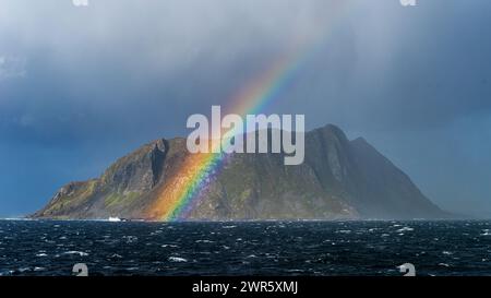 Regenbogen über Bergen und Fiord um ALESUND, Geirangerfjord, Norwegen, Europa Stockfoto