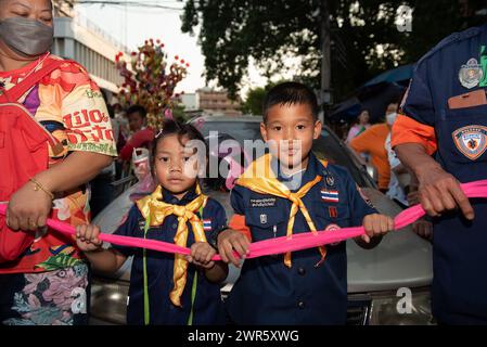 Bangkok, Thailand. März 2024. Gläubige begrüßen die Chao Mae Lim Ko Niao Prozession aus dem Bezirk hat Yai, Provinz Songkhla, die am 10. März 2024 vorübergehend in der Poh Teck Tung Foundation in Bangkok verankert wird. (Kreditbild: © Teera Noisakran/Pacific Press via ZUMA Press Wire) NUR REDAKTIONELLE VERWENDUNG! Nicht für kommerzielle ZWECKE! Quelle: ZUMA Press, Inc./Alamy Live News Stockfoto