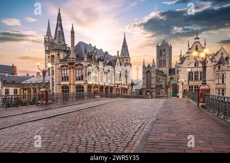 Stadt Gent bei Sonnenuntergang. Kopfsteinpflasterstraße und historische Gebäude in Belgien. Stockfoto