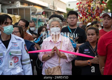 Bangkok, Thailand. März 2024. Gläubige begrüßen die Chao Mae Lim Ko Niao Prozession aus dem Bezirk hat Yai, Provinz Songkhla, die am 10. März 2024 vorübergehend in der Poh Teck Tung Foundation in Bangkok verankert wird. (Kreditbild: © Teera Noisakran/Pacific Press via ZUMA Press Wire) NUR REDAKTIONELLE VERWENDUNG! Nicht für kommerzielle ZWECKE! Quelle: ZUMA Press, Inc./Alamy Live News Stockfoto
