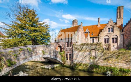 Kanalbrücke im historischen Stadtzentrum von Brügge, Belgien. Stockfoto