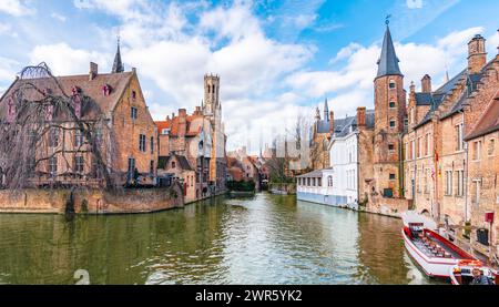 Stadtkanal und historische Gebäude in Brügge, Belgien. Stockfoto