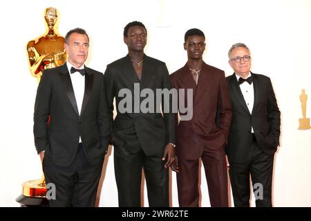 Matteo Garrone, Sulley Muntari, Seydou Sarr und Paolo Del Brocco bei der Oscar Verleihung 2024 / 96. Annual Academy Awards im Dolby Theatre. Los Angeles, 10.03.2024 *** Matteo Garrone, Sulley Muntari, Seydou Sarr und Paolo Del Brocco bei den 2024 96. Annual Academy Awards im Dolby Theatre Los Angeles, 10 03 2024 Foto:XJ.xBlocx/xFuturexImagex oscars 9565 Stockfoto