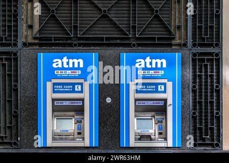 City of Westminster, London, Großbritannien, 08. März 2024, zwei Geldautomaten mit Geldautomaten ohne Personen Stockfoto