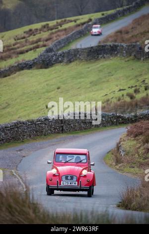 01/19 40 klassische Citroen 2CVs machen sich auf den Weg über die Yorkshire Moore, während sie an dem jährlichen „RAID Tan Hill“ teilnehmen, bei dem die winzigen 60 zu sehen sind Stockfoto