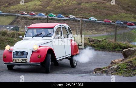 01/19 40 klassische Citroen 2CVs machen sich auf den Weg über die Yorkshire Moore, während sie an dem jährlichen „RAID Tan Hill“ teilnehmen, bei dem die winzigen 60 zu sehen sind Stockfoto