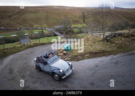 01/19 40 klassische Citroen 2CVs machen sich auf den Weg über die Yorkshire Moore, während sie an dem jährlichen „RAID Tan Hill“ teilnehmen, bei dem die winzigen 60 zu sehen sind Stockfoto