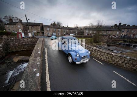 01/19 40 klassische Citroen 2CVs machen sich auf den Weg über die Yorkshire Moore, während sie an dem jährlichen „RAID Tan Hill“ teilnehmen, bei dem die winzigen 60 zu sehen sind Stockfoto