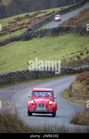 01/19 40 klassische Citroen 2CVs machen sich auf den Weg über die Yorkshire Moore, während sie an dem jährlichen „RAID Tan Hill“ teilnehmen, bei dem die winzigen 60 zu sehen sind Stockfoto