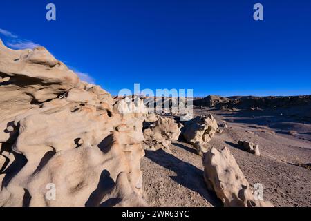 Der glatte Sand und die hoch aufragenden Felsformationen in einer Wüstenlandschaft: Fantasy Canyon in Utah Stockfoto