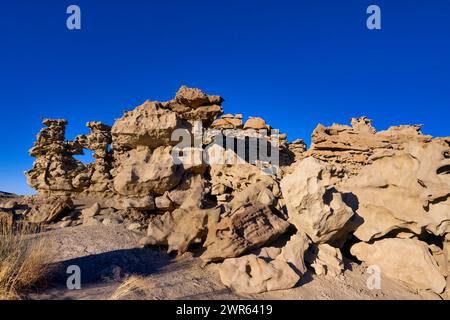 Der glatte Sand und die hoch aufragenden Felsformationen in einer Wüstenlandschaft: Fantasy Canyon in Utah Stockfoto