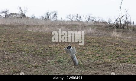 MYKOLAIV Reg, UKRAINE - 2. März 2024: Krieg in der Ukraine. Eine nicht explodierte russische Rakete in einem Feld am Rande eines Dorfes in der Region Mykolajew. Stockfoto