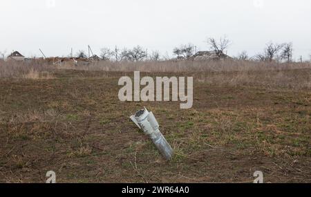 MYKOLAIV Reg, UKRAINE - 2. März 2024: Krieg in der Ukraine. Eine nicht explodierte russische Rakete in einem Feld am Rande eines Dorfes in der Region Mykolajew. Stockfoto