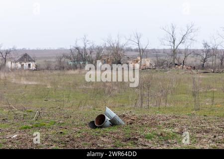 MYKOLAIV Reg, UKRAINE - 2. März 2024: Krieg in der Ukraine. Eine nicht explodierte russische Rakete in einem Feld am Rande eines Dorfes in der Region Mykolajew. Stockfoto