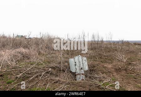 MYKOLAIV Reg, UKRAINE - 2. März 2024: Krieg in der Ukraine. Eine nicht explodierte russische Rakete in einem Feld am Rande eines Dorfes in der Region Mykolajew. Stockfoto