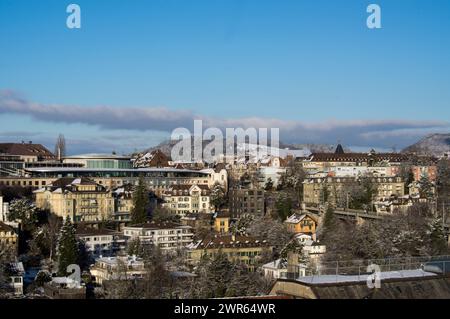 BERN, SCHWEIZ - 20. JANUAR 2024: Kursaal Hotel im Stadtzentrum mit herrlichem Blick auf die verschneiten Alpen Stockfoto