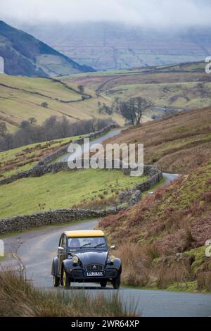 01/19 40 klassische Citroen 2CVs machen sich auf den Weg über die Yorkshire Moore, während sie an dem jährlichen „RAID Tan Hill“ teilnehmen, bei dem die winzigen 60 zu sehen sind Stockfoto