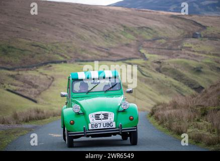 01/19 40 klassische Citroen 2CVs machen sich auf den Weg über die Yorkshire Moore, während sie an dem jährlichen „RAID Tan Hill“ teilnehmen, bei dem die winzigen 60 zu sehen sind Stockfoto