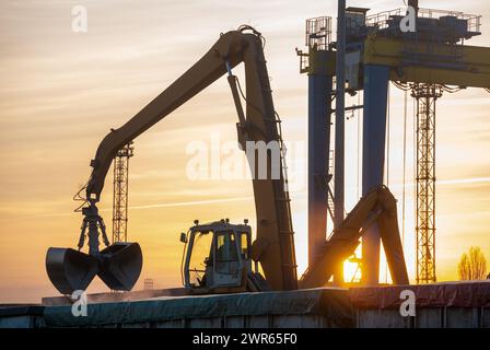 Entladung von Getreide in einem Seehafen Stockfoto